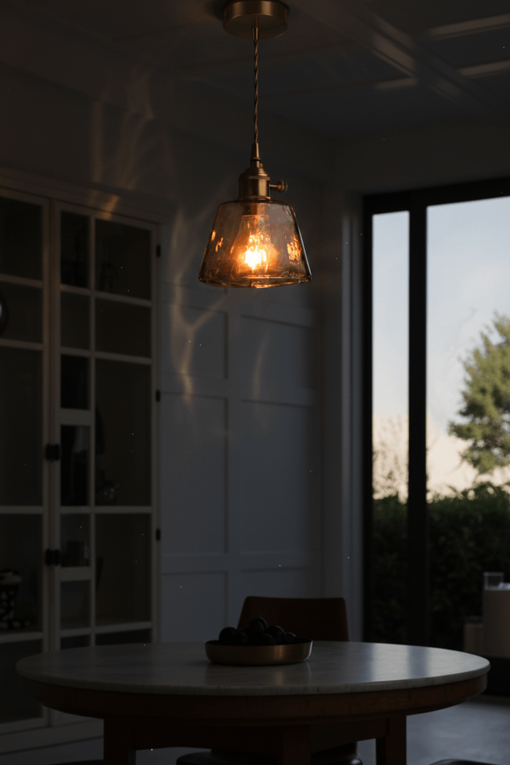 Amber-Colored Pendant Light of Glass – Warm Light & Stylish Design